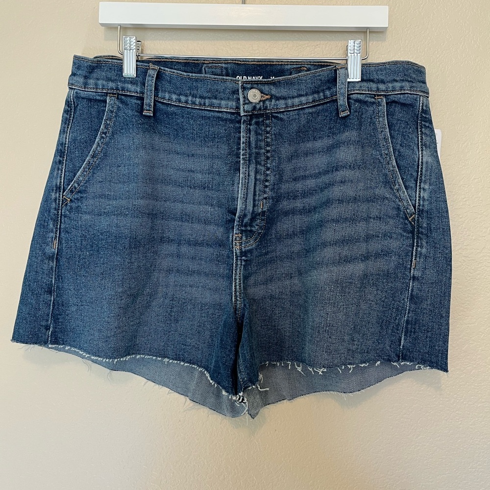 NWT Old Navy
Denim Cutoff Shorts w/ Back-Belt